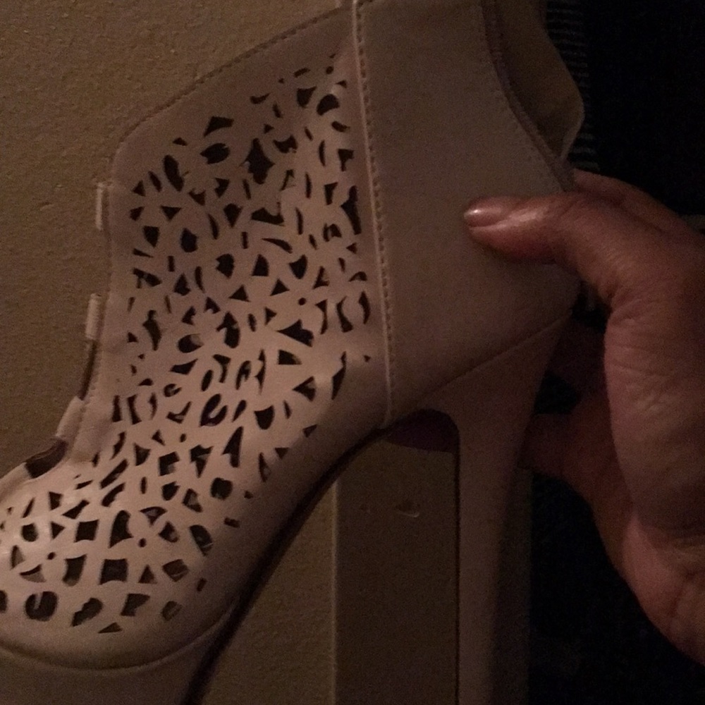 Women shoes never worn just tried them on 2 walk n